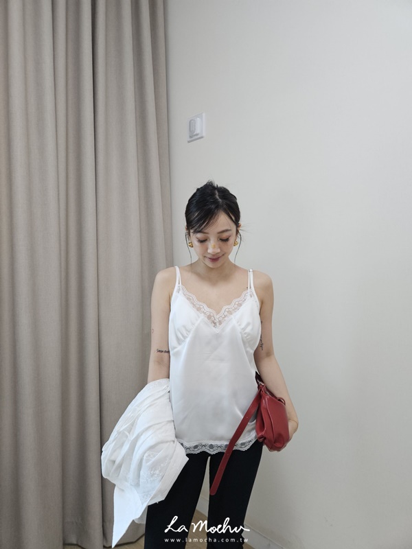 細肩寬蕾絲滾邊緞面背心